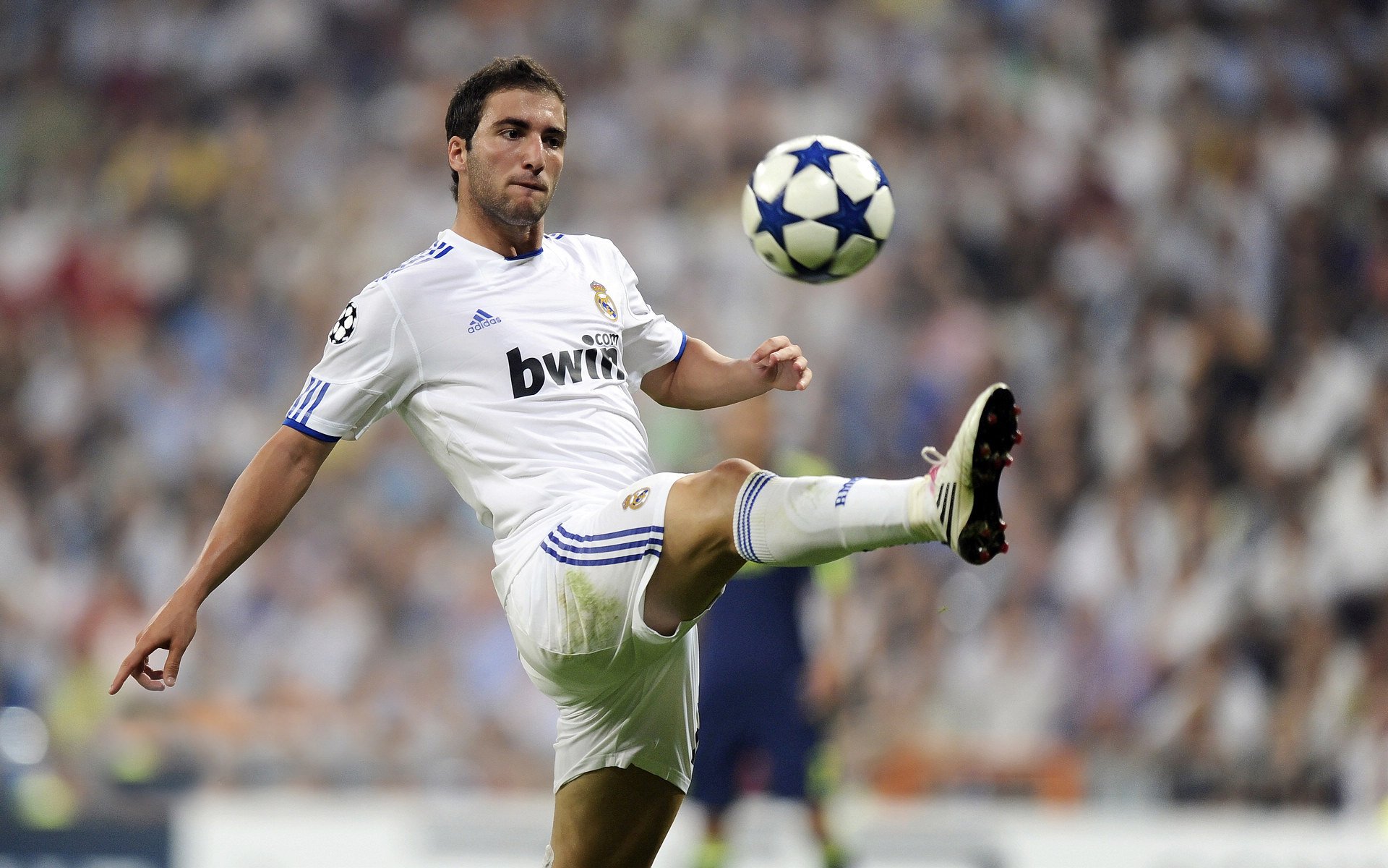 VAR再成焦点！皇马米兰之战点球判罚引风暴，技术正义何在？VAR争议再起！皇马米兰点球判罚拷问技术正义