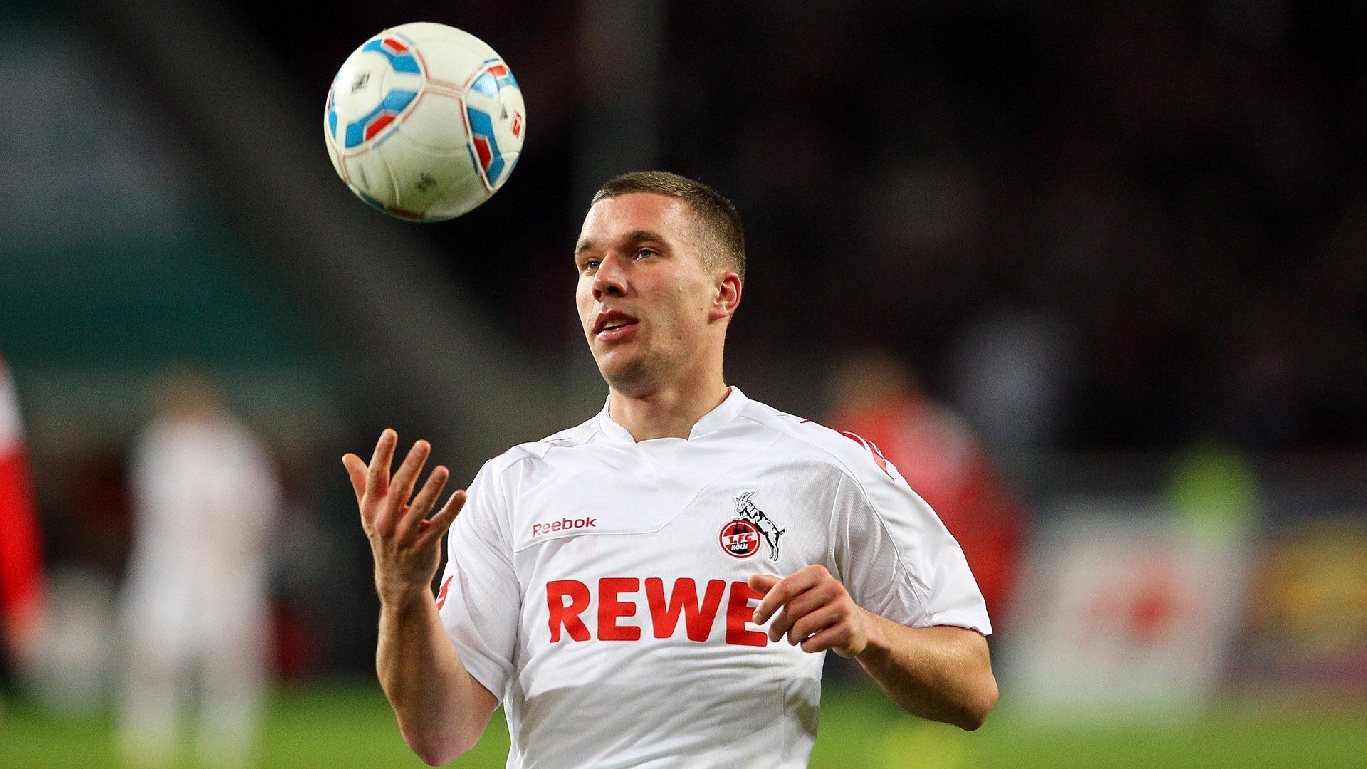 情绪失控的绿茵场，当教练怒吼与球员摔瓶成为现代足球的另类战术，失控的战术，情绪暴力在现代足球中的策略化